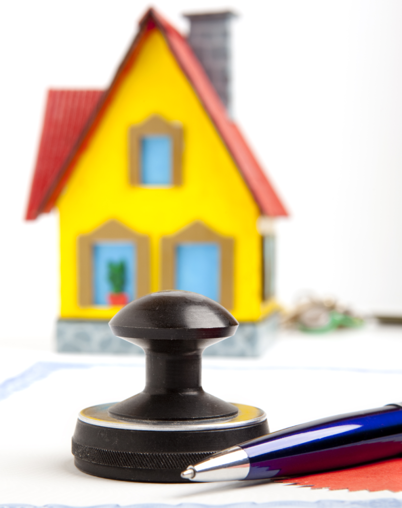 "Una vista panorámica abstracta del horizonte de una ciudad con rascacielos, presentada en un estilo artístico con tonos azules y rosados suaves."