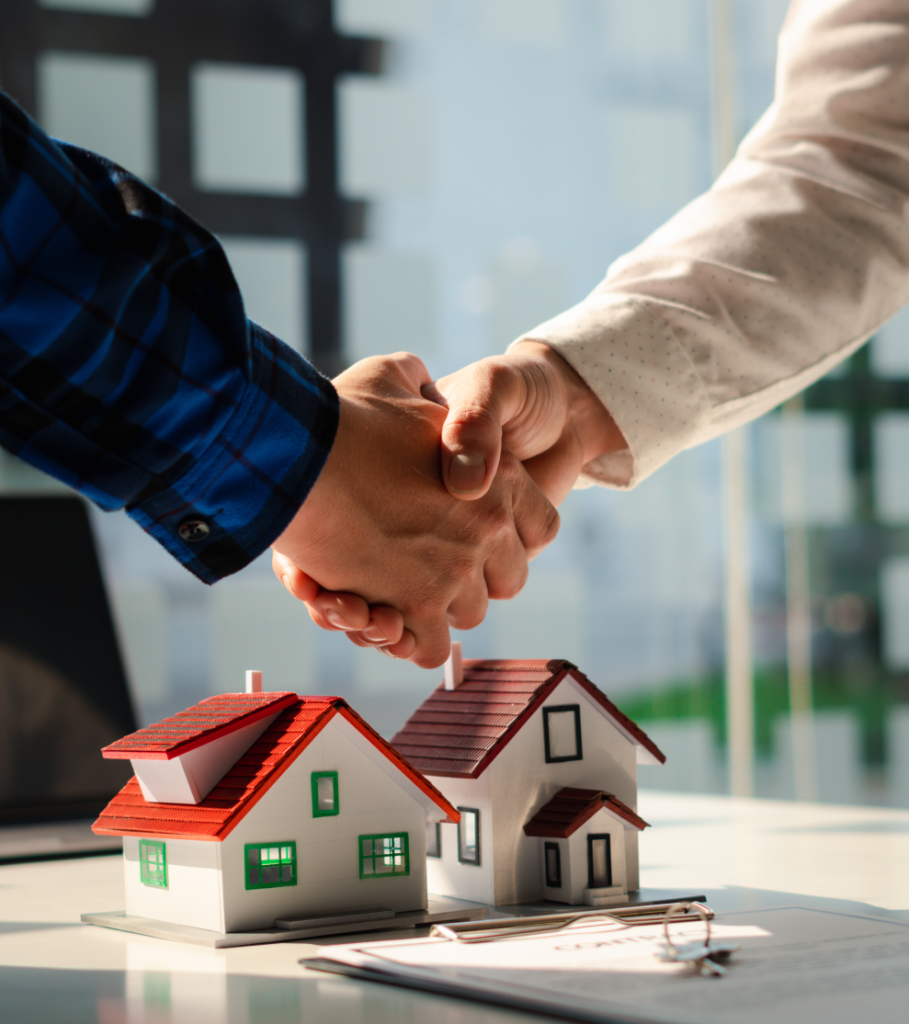 Un grupo diverso de profesionales sentados alrededor de una mesa de oficina