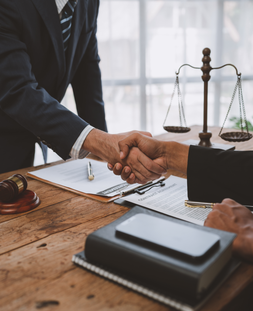 "Una mano sosteniendo una cámara térmica que muestra la eficiencia energética y el calor en el suelo de una habitación vacía con parqué."